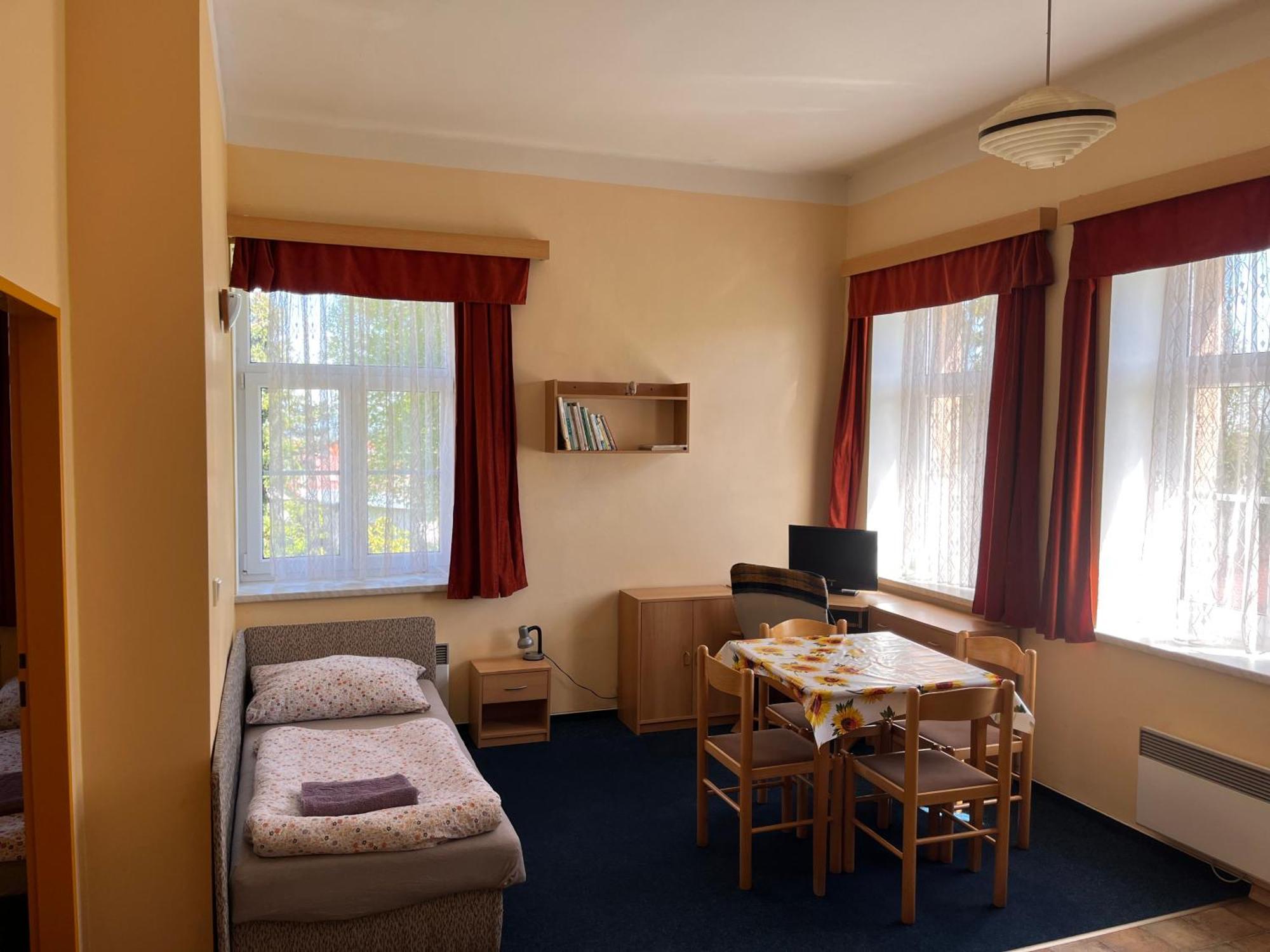 Apartmanovy Dum Obecna Skola Svetlik ภายนอก รูปภาพ